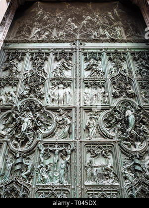 Reisen nach Italien - Blick auf den Türen der Mailänder Dom (Duomo di Milano) von der Piazza del Duomo in Mailand Stadt Stockfoto