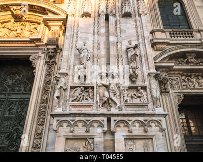 Reisen nach Italien - outdoor Wand in der Nähe Portal auf den Mailänder Dom (Duomo di Milano) von der Piazza del Duomo in Mailand Stadt eingerichtet Stockfoto