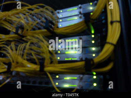 Optische server. Kommutator. blinkende Lichter. Glasfaser. Server Rechner in einem Rack an der großen Data Center. Stockfoto