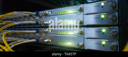Optische server. Kommutator. blinkende Lichter. Glasfaser. Server Rechner in einem Rack an der großen Data Center. Stockfoto