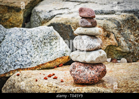 Sechs Steine übereinander gestapelt. Diese gestapelte Steine sind auch als Cairn bekannt Stockfoto