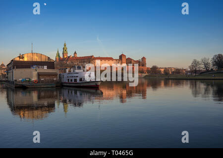 Krakau. Polen. Boote auf dem Fluss Weichsel und Schloss Wawel im Hintergrund Stockfoto