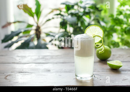 Ei Gin Fizz Cocktail mit Limetten garnieren. Die Gin Fizz Drink mit Zutaten und Bar. Stockfoto
