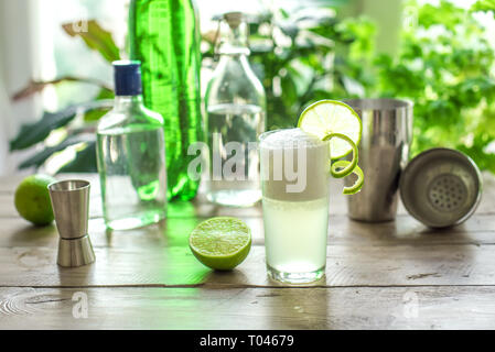 Ei Gin Fizz Cocktail mit Limetten garnieren. Die Gin Fizz Drink mit Zutaten und Bar. Stockfoto