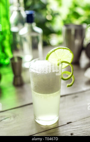 Ei Gin Fizz Cocktail mit Limetten garnieren. Die Gin Fizz Drink mit Zutaten und Bar. Stockfoto