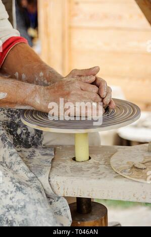 Keramik - die Hände des Meisters macht ein Ton Krug auf der Töpferscheibe, Seitenansicht. Stockfoto