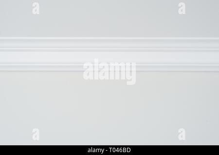 Stuckdecken im Inneren, detail von eine flache Decke Sockelleisten. Stockfoto