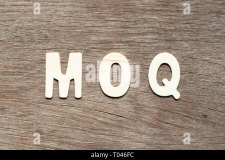 Buchstaben im Wort MOQ (Abkürzung von Mindestbestellmenge) auf Holz Hintergrund Stockfoto
