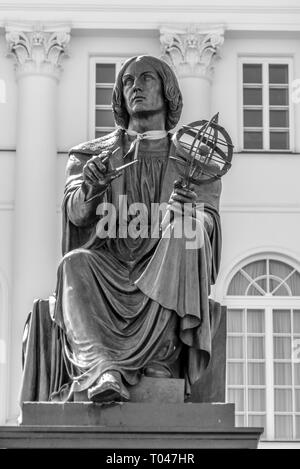 Warschau, Polen - 24. Juli 2017: Nicolaus Copernicus Holding eine Armillarsphäre Denkmal von Bertel Thorvaldsen vor staszic Palace (Pa geformt Stockfoto