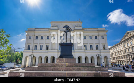 Warschau, Polen - 24. Juli 2017: Nicolaus Copernicus Denkmal von Bertel Thorvaldsen vor staszic Palace (Palac Staszica) Haus von Polis Stockfoto