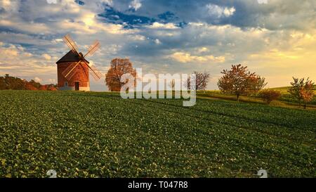 Schöne alte Mühle im Herbst. Landschaft Foto mit der Architektur bei Sonnenuntergang (golden hour). Chvalkovice - Tschechien - Europa. Stockfoto