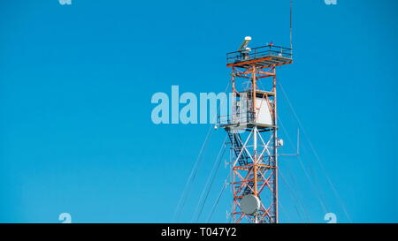 Die Turbine in der Stadt Paldiski gefunden. Der Turm mit einem Propeller drehen um für den Windpark in der Stadt Stockfoto
