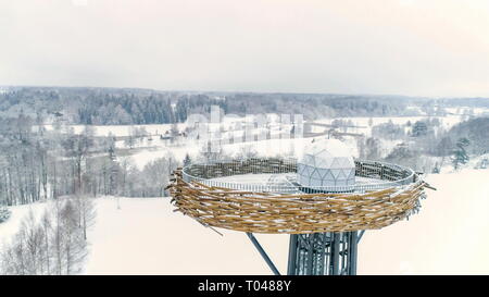 Blick von oben auf die Vögel nisten Turm im Berg in Rouge Estland auf einer Schnee gefüllt Boden Stockfoto