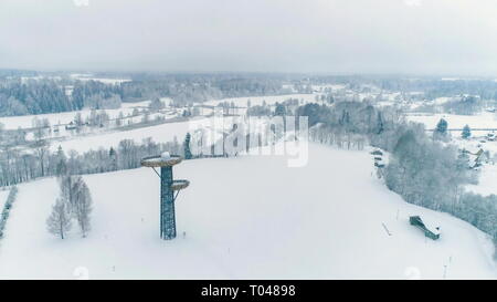 Luftaufnahme der schneebedeckten Berg in Rouge Estland auf einer Wintersaison mit vielen Bäumen im Wald Stockfoto