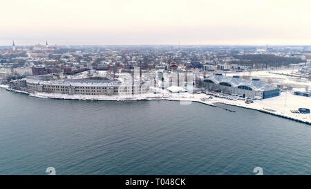 Luftaufnahme der Stadt Tallinn in Estland, wo der Schnee bedecken den Boden auf die Stadt und das Meer neben der Stadt gesehen Stockfoto