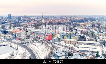 Die Luftaufnahme der alten Stadt Tallinn in Estland, wo die Hauptstadt der Stadt gesehen, die Gebäude und Häuser an einem verschneiten Winter befindet. Stockfoto