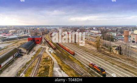 Der alte Bahnhof in Tartu, Estland die Luftaufnahme der alten Start- und Landebahn aus mit den Gebäuden auf der Seite Stockfoto