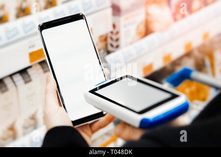 In der Nähe von Bar Code Scanner scannen Handy leeren Bildschirm. Stockfoto