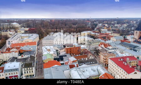 Die roten Dächer von der Luftaufnahme von Tartu Estland die Dächer der modernen Architekturen und Gebäuden in der Stadt an einem schönen Tag Stockfoto