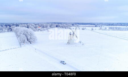 Die kleine Vihula Windmühle auf einen Winter mit dicken weißen Schnee ist über den gesamten Bereich in Estland Lahemaa Stockfoto