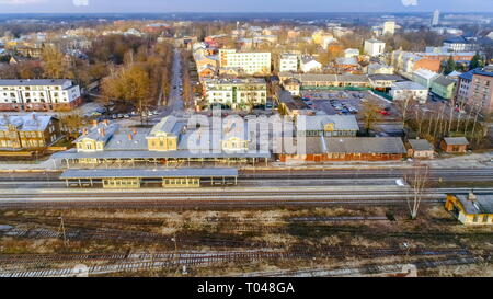 Der Blick auf den alten Bahnhof in Tartu, wo gibt es die Eisenbahn, die Verrostet sind und einige alte Gebäude auf der Rückseite Stockfoto