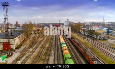 Luftaufnahme der Waggons in den Bahnen des alten Bahnhof in Tartu, Estland Stockfoto