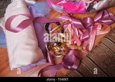 Bunten Seidenbändern mit Perle Perle für Blumen auf Hochzeit Dekoration Stockfoto