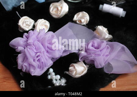 Bunten Seidenbändern mit Perle Perle für Blumen auf Hochzeit Dekoration Stockfoto
