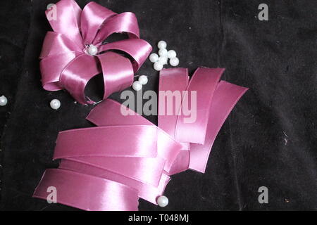 Bunten Seidenbändern mit Perle Perle für Blumen auf Hochzeit Dekoration Stockfoto