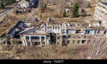 Luftaufnahme des großen Hauses aus dem Krieg in der Ukraine ruiniert mit nicht mehr Dach links Stockfoto