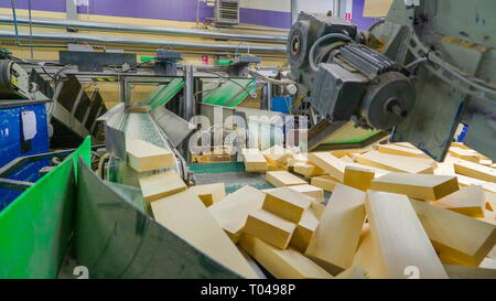 Kleine Holz- Ziegel aus der Maschine innerhalb der Sägeindustrie Factory Stockfoto