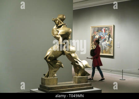 Umberto Boccionis Bronze Skulptur ist in der modernen und zeitgenössischen Kunst Galerie im Metropolitan Museum of Art, New York City, USA Stockfoto