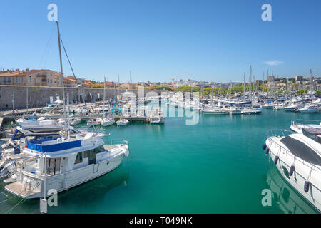 Antibes, Frankreich, 11. September 2018: Blick auf Port Vauban im französischen Antibes mit Fort Carre im Hintergrund Stockfoto