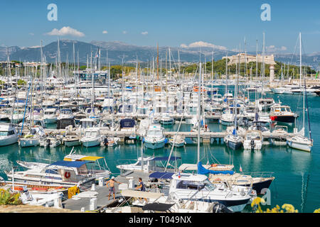 Antibes, Frankreich, 11. September 2018: Blick auf Port Vauban im französischen Antibes mit Fort Carre im Hintergrund Stockfoto