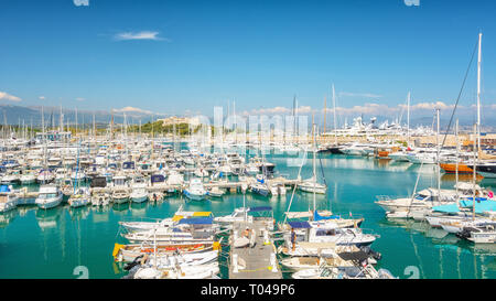 Antibes, Frankreich, 11. September 2018: Blick auf Port Vauban im französischen Antibes mit Fort Carre im Hintergrund Stockfoto