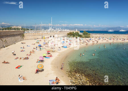 Antibes, Frankreich, 11. September 2018: Das öffentliche Bad Plage de La Gravette in der französischen Stadt Antibes Stockfoto