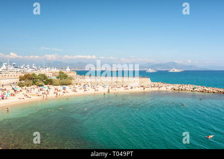 Antibes, Frankreich, 11. September 2018: Das öffentliche Bad Plage de La Gravette in der französischen Stadt Antibes Stockfoto