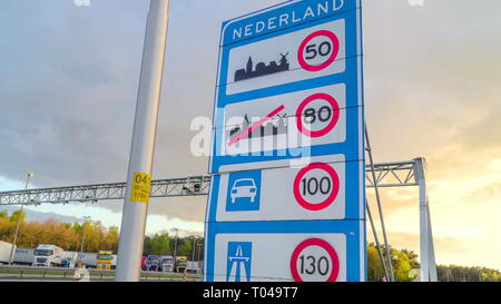 Zahlen, die die Höchstgeschwindigkeit der Fahrzeuge auf der Straße von Niederlande finden Sie auf der Seite der Straße Stockfoto