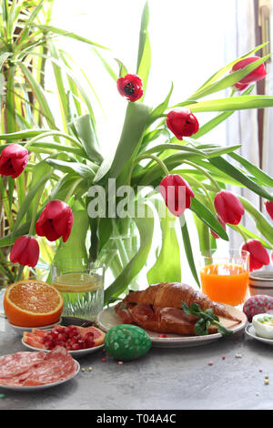 Festliche Frühstück oder Brunch Tabelle. Ostern Hintergrund Konzept. Ansicht von oben mit der Kopie. Stockfoto