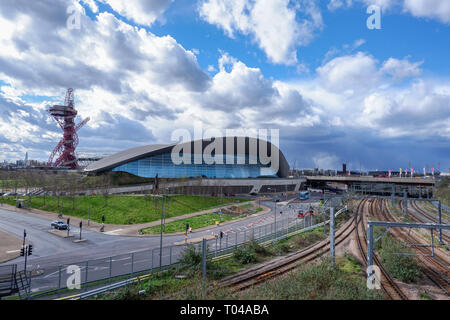 London, England, UK. März 2019. Straßen und Bahnlinien in Stratford mit Queen Elizabeth Olympic Park und Aquatics Center. Stockfoto