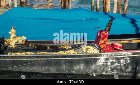 Eine der vielen schwebenden Gondeln auf dem Canal in Venedig mit dem goldenen Details und die kleinen Plätze in Italien Stockfoto