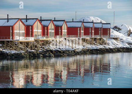 Rot Kabinen in Ballstad, Lofoten, Norwegen Stockfoto