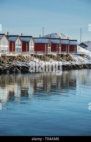 Rot Kabinen in Ballstad, Lofoten, Norwegen Stockfoto