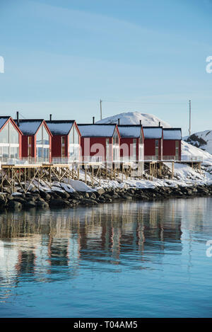 Rot Kabinen in Ballstad, Lofoten, Norwegen Stockfoto