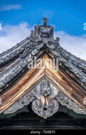 Onigawara (Goblin Oger Fliesen) und Gegyo (Giebel Anhänger) Dach Ornamente des Hojo Quartale (Abt) von Kennin-ji Historischen zen-buddhistischen Tempel. In K entfernt Stockfoto