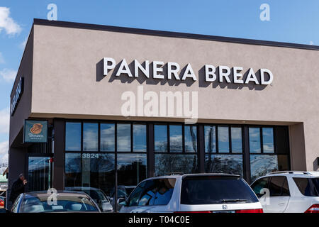 Indianapolis - ca. März 2019: Panera Bread Einzelhandel Lage. Panera ist eine Kette von schnellen Restaurants mit ungezwungener Atmosphäre bietet kostenfreies WLAN III Stockfoto