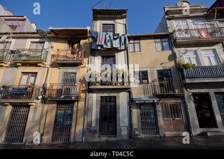 Weitwinkelaufnahme der kleinen Häuser in Porto (Portugal). Stockfoto
