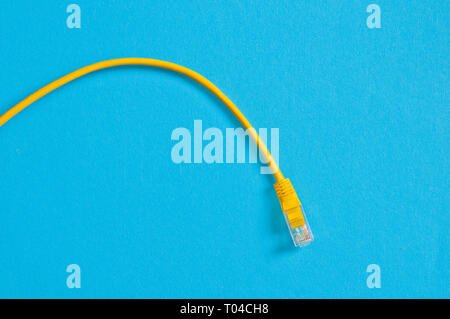 Gelbe Ethernet-Kabel auf blauem Hintergrund Stockfoto