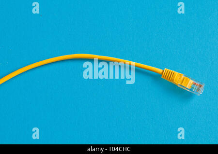 Gelbe Ethernet-Kabel auf blauem Hintergrund Stockfoto