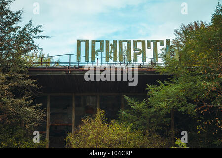 Prypjat City Road Sign in Tschernobyl Sperrzone. Radioaktive Zone in der Stadt Pripyat - verlassene Geisterstadt. Die Geschichte der Katastrophe von Tschernobyl. Verloren Stockfoto